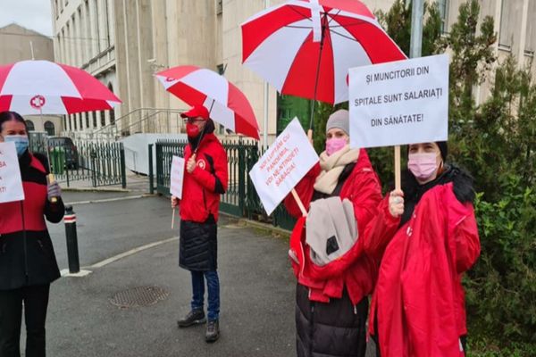 Protest SANITAS în fața Guvernului - Angajații cer creșterea salariilor de bază