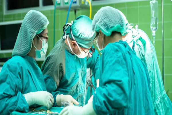 Premieră în chirurgia românească privind evitarea anusului contra naturii la pacienții cu cancer de rect