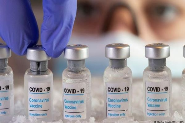 Începe vaccinarea cu a patra doză de vaccin anti-COVID