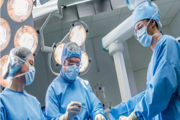 Un MEDICAMENT esențial pentru pacienții care necesită intervenții chirurgicale lipsește din spitale: OPERAȚII amânate. Ce spune Rafila