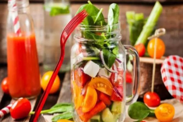 Este mai bine să mănânci mai multe mese mici sau mai puține dar mai mari?