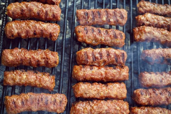 OTRAVA din farfurie - pericolul din carnea de mici. Ce pui, de fapt, pe grătar? Te poți îmbolnăvi grav