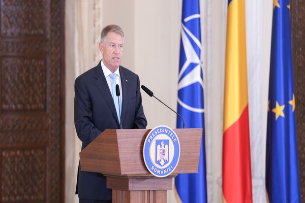 Românii se pot pensiona mai devreme cu doi ani – Klaus Iohannis a promulgat legea