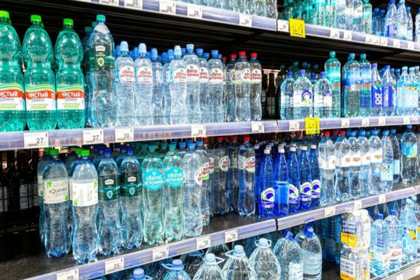 Pericolul uriaș din apa îmbuteliată în sticle de plastic