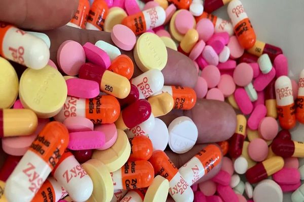 Pacienții oncolofici, „sacrificați” de politicieni? Reprezentantul unui lanț de farmacii: Suntem nevoiți să le spunem că nu sunt bani de medicamente pentru ei