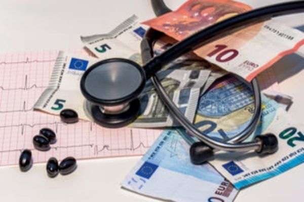 Medic de la "Marius Nasta", condamnat la 2 ani de închisoare cu suspendare, după ce a recunoscut că împărțea MITA cu colegii, pe Revolut