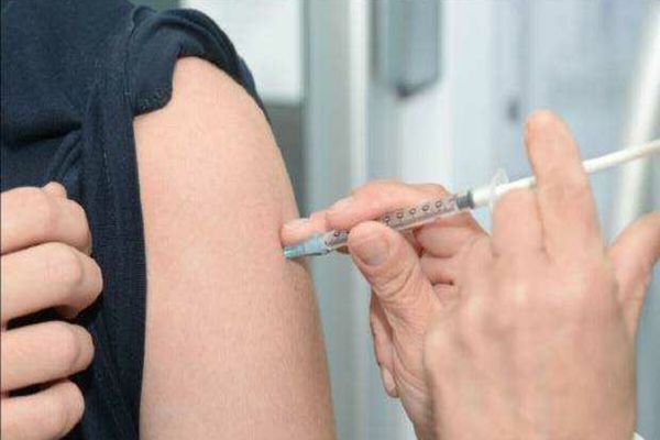 Descoperire revoluționară în SUA: Vaccinul care învață sistemul imunitar să distrugă tumorile agresive a avut o rată de succes de 88%