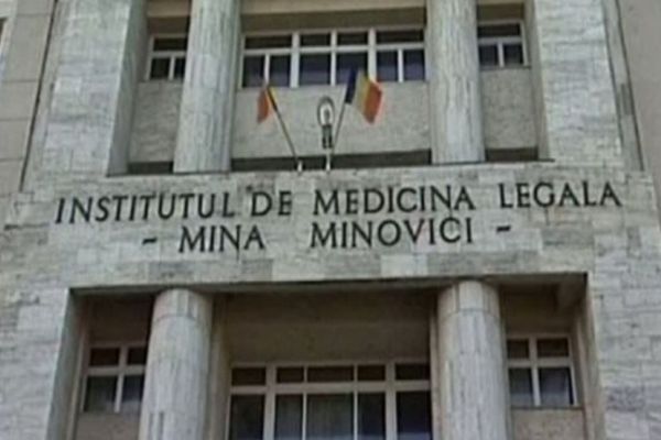 CINCI MEMBRI DIN INSTITUTUL DE MEDICINĂ LEGALĂ, URMĂRIŢI PENAL ÎN CAZUL MEDICULUI CARE A UITAT O COMPRESĂ ÎN ABDOMENUL UNEI PACIENTE DECEDATE