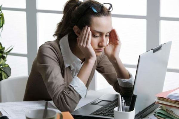 EXERCIȚII UȘOARE PENTRU MENȚINEREA MOBILITĂȚII LA BIROU 