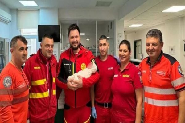 Intervenție contracronometru în Prahova: o femeie a născut singură acasă, cu ajutorul telefonic al unei asistente de la 112