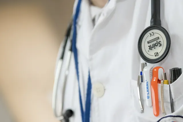 Senatul a votat extinderea concediului plătit pentru însoțirea bolnavilor de cancer la investigații medicale. Ce prevede proiectul