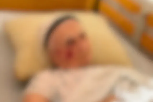 Bătrânii exploatați ani la rând, transportați acum la spital. Rețeaua nemiloasă din fieful lui Bolojan, vizată de descinderi