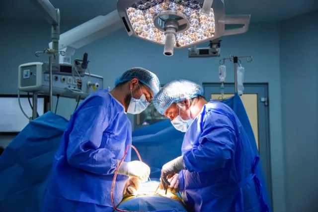 Durerile de spate deveniseră greu de suportat. Cum a fost tratat un bărbat