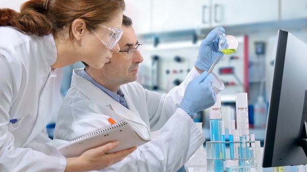 Testul de sânge care detectează peste 50 de forme ale cancerului înainte de simptome