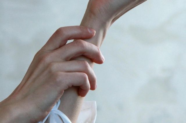 De ce îmi amorțesc mâinile sau picioarele? Cauze frecvente și când trebuie să mergi la medic