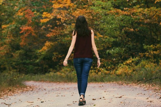 Beneficiile mersului pe jos pentru inimă și creier