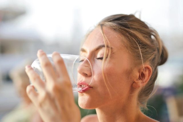 Cum recunoști simptomele deshidratării și când devine periculoasă