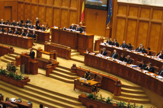 Soarta Guvernului, decisă în Parlament: Ilie Bolojan a refuzat să răspundă întrebărilor jurnaliștilor înaintea votului crucial