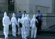 Câțiva medici au protestat îmbrăcaţi în combinezoane în fața Guvernului